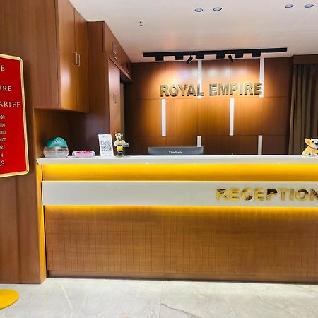 Hotel Royal Empire ガンディーナガル エクステリア 写真