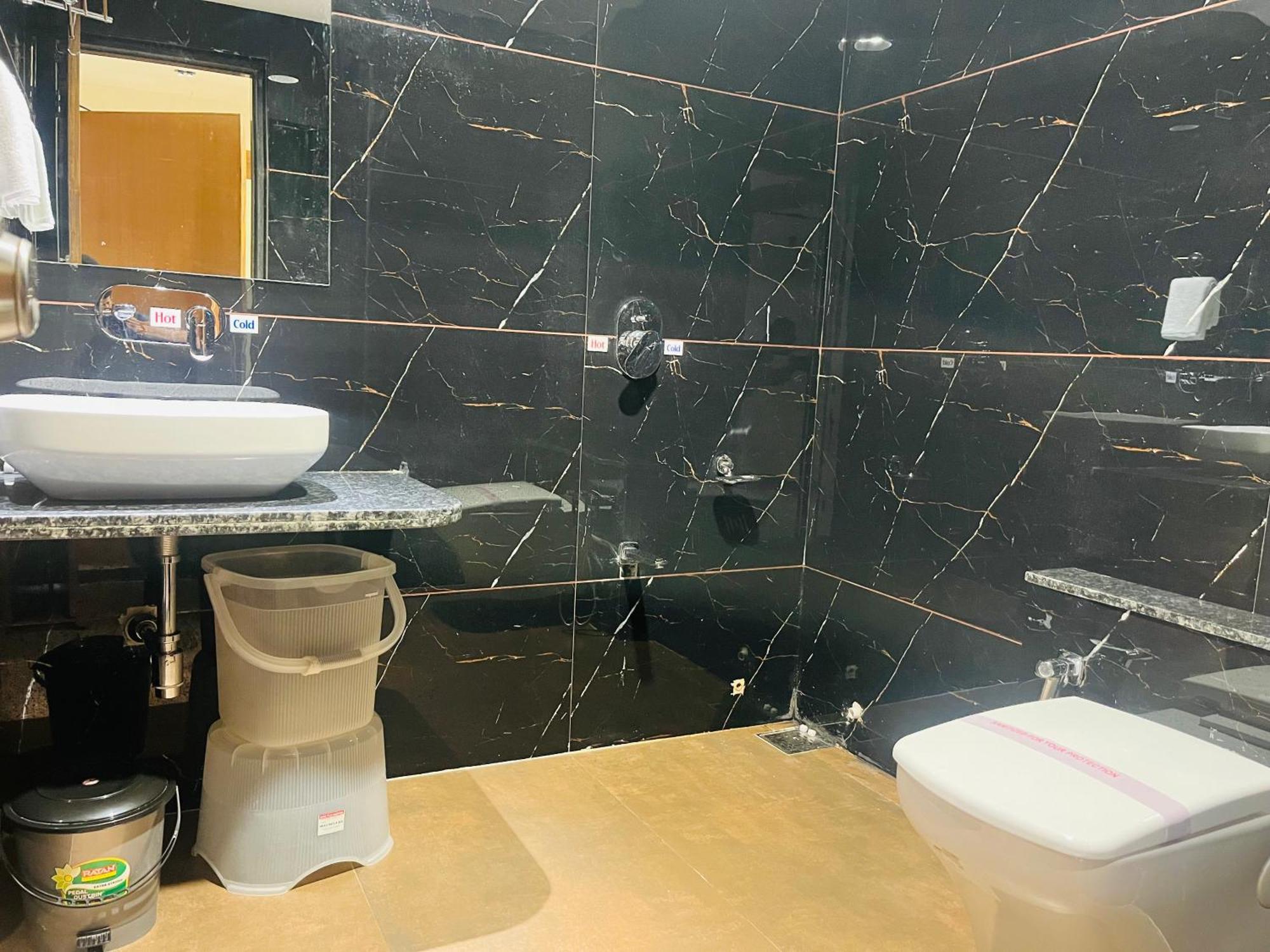 Hotel Royal Empire ガンディーナガル エクステリア 写真